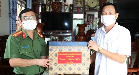 Công an tỉnh Sóc Trăng thăm, tặng quà cán bộ Công an hưu trí
