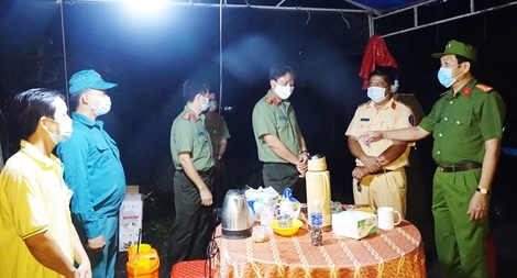 Kiểm tra, động viên các chốt phòng, chống dịch COVID-19