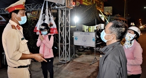 Đêm trắng đẫm mồ hôi tại những chốt phòng, chống dịch 