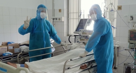 Mổ bắt con cho sản phụ mắc COVID-19 nhiều biến chứng 