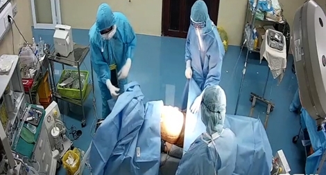 Cứu sống bệnh nhân nhiễm COVID-19 bị thủng dạ dày