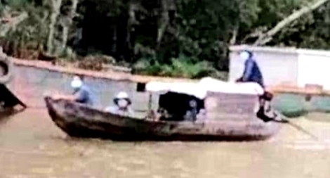 Theo ghe vượt sông trốn chốt kiểm soát 
