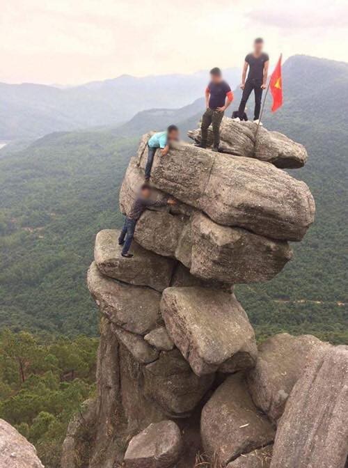 Quảng Ninh cấm hoạt động du lịch gây nguy hiểm tại mỏm đá sống ảo