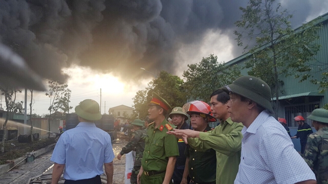 Hơn 800 người tham gia dập lửa vụ cháy kho nhựa thông ở Quảng Ninh