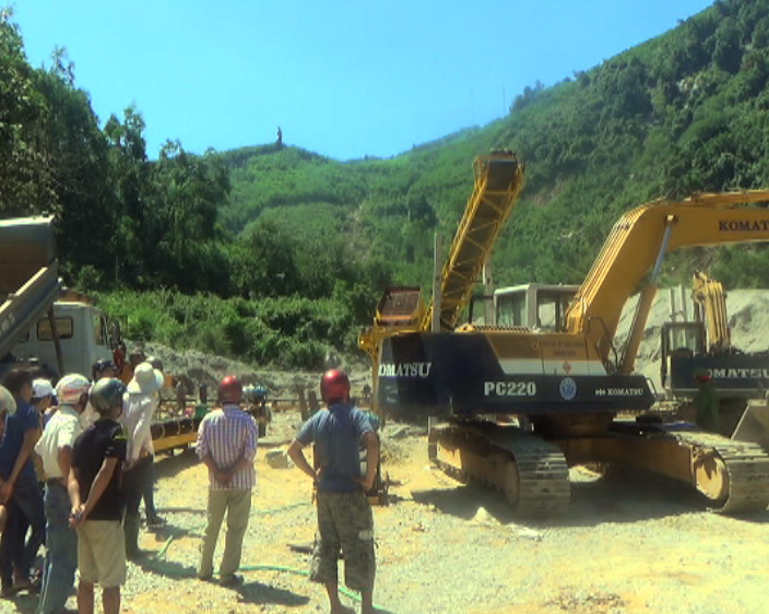 Công nhân sửa điện mỏ đá bị xe đào kẹp tử vong