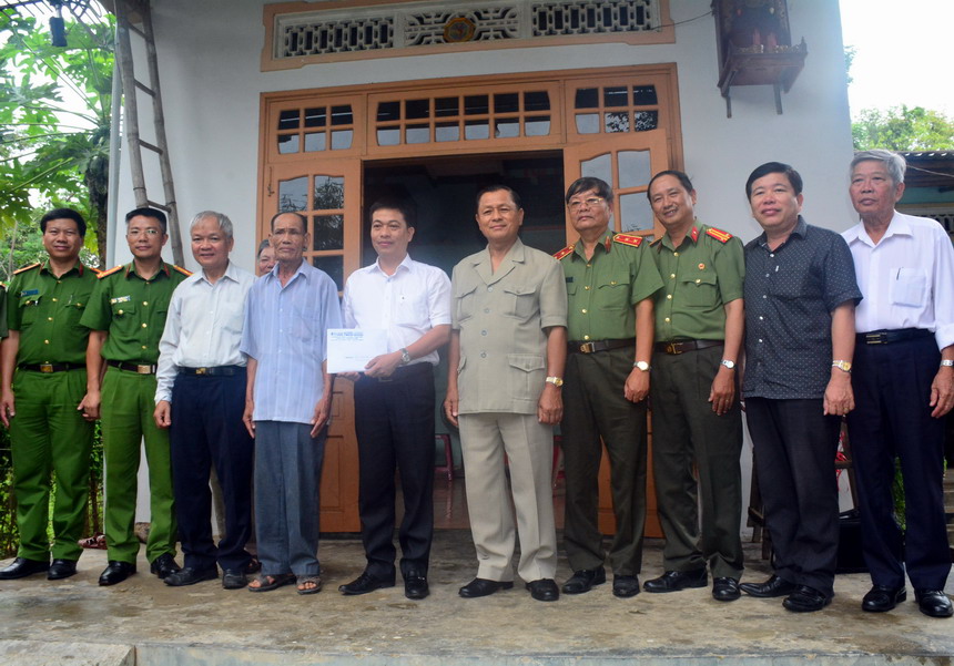 Trao tặng 120 triệu đồng cho 3 các cựu cán bộ Ban An ninh Quảng Đà có hoàn cảnh khó khăn