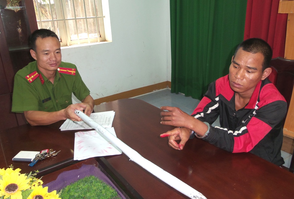 Lên cơn ngáo đá, cầm tuýp sắt đi đập phá ô tô