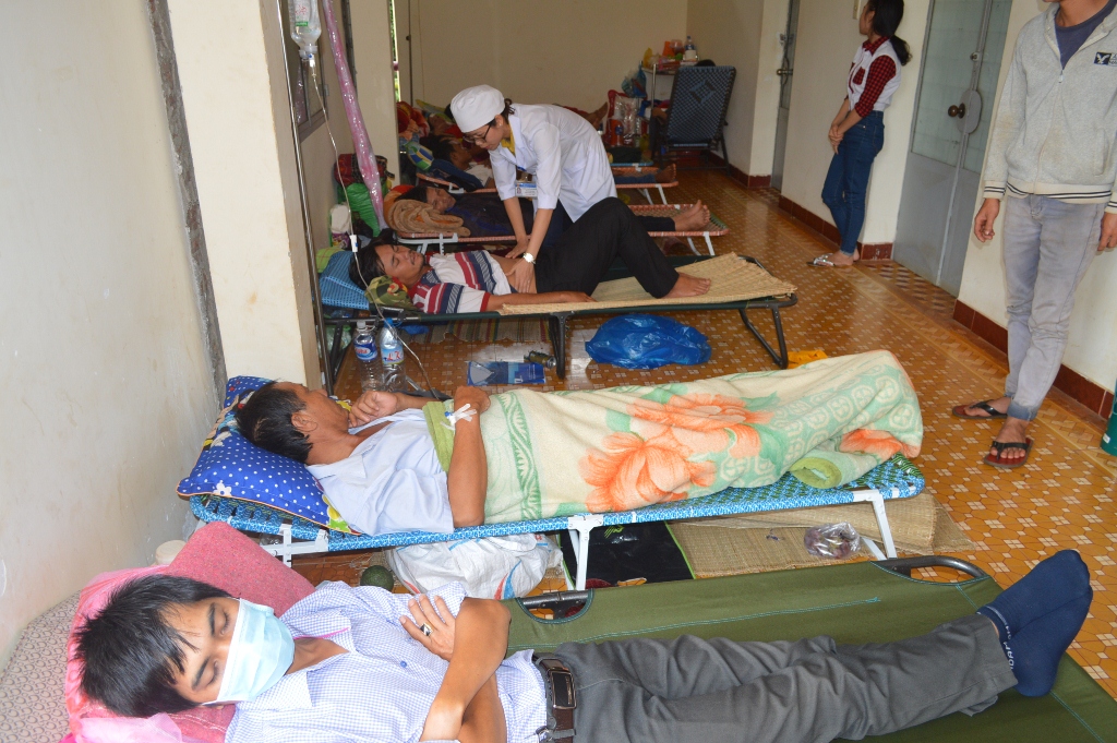 Hành lang, nhà kho bệnh viện kín đặc bệnh nhân vì sốt xuất huyết