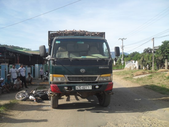 Bà bầu nhập viện vì "va" phải xe chở khoai mì