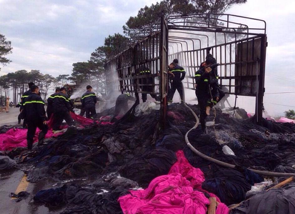 Xe tải chở vải cháy trơ khung trên đường Hồ Chí Minh