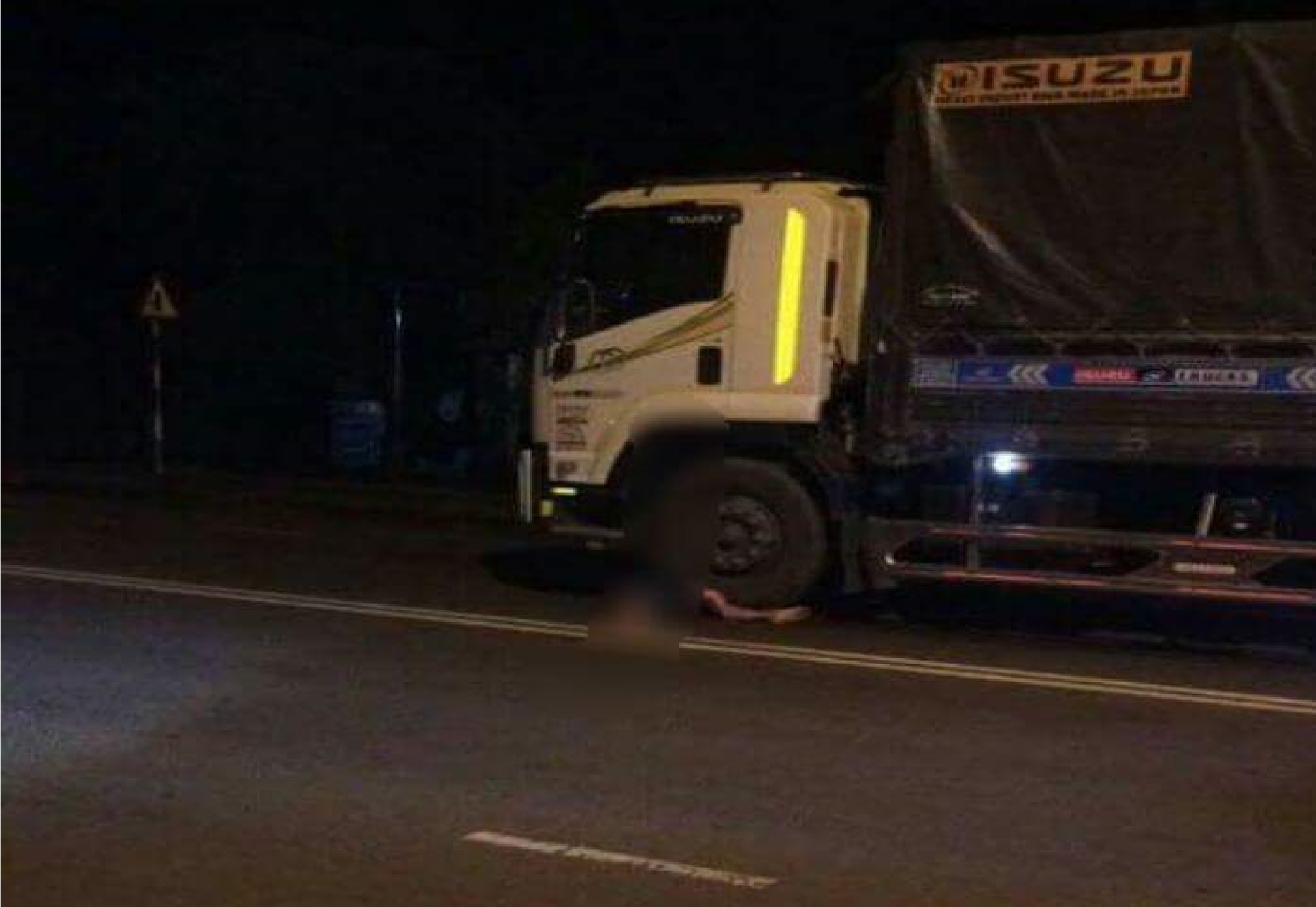 Tông vào xe máy ngã ra đường, 2 thanh niên bị xe tải cán tử vong