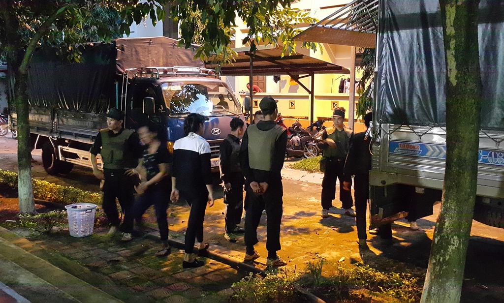 Đột kích sới bạc trong rẫy cà phê, tạm giữ gần trăm đối tượng