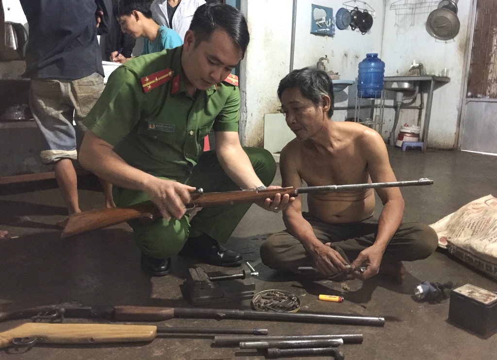 Phát hiện "xưởng" sửa chữa vũ khí nóng tại gia