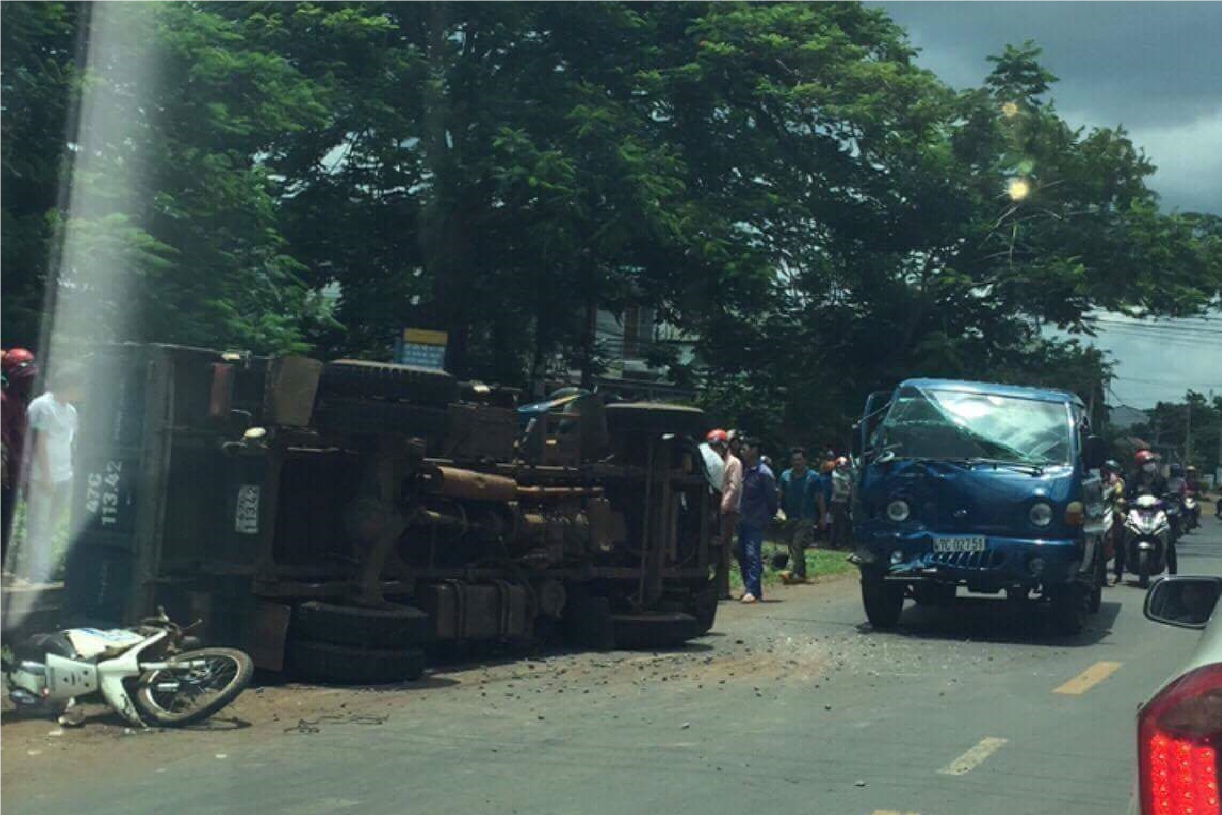 Người phụ nữ và 2 con nhỏ bị xe chở vật liệu lấn làn tông thương vong