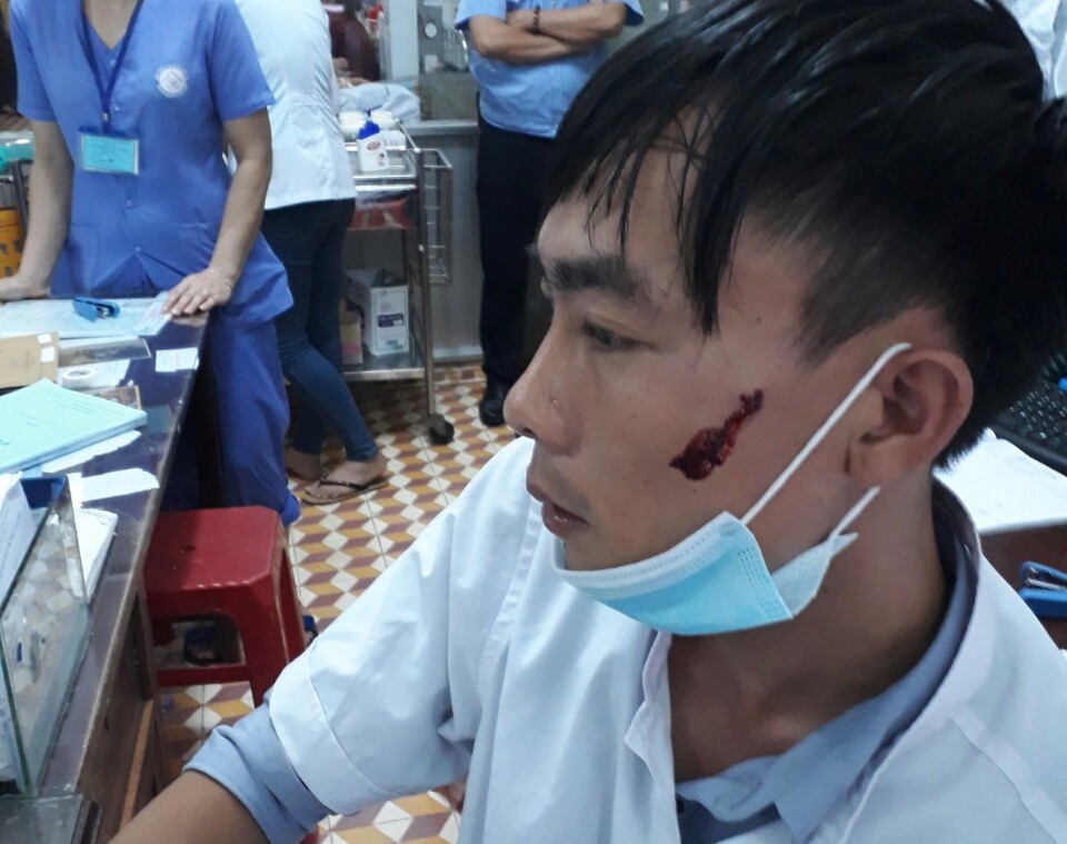 Người nhà bệnh nhân vô cớ đánh nam điều dưỡng nhập viện