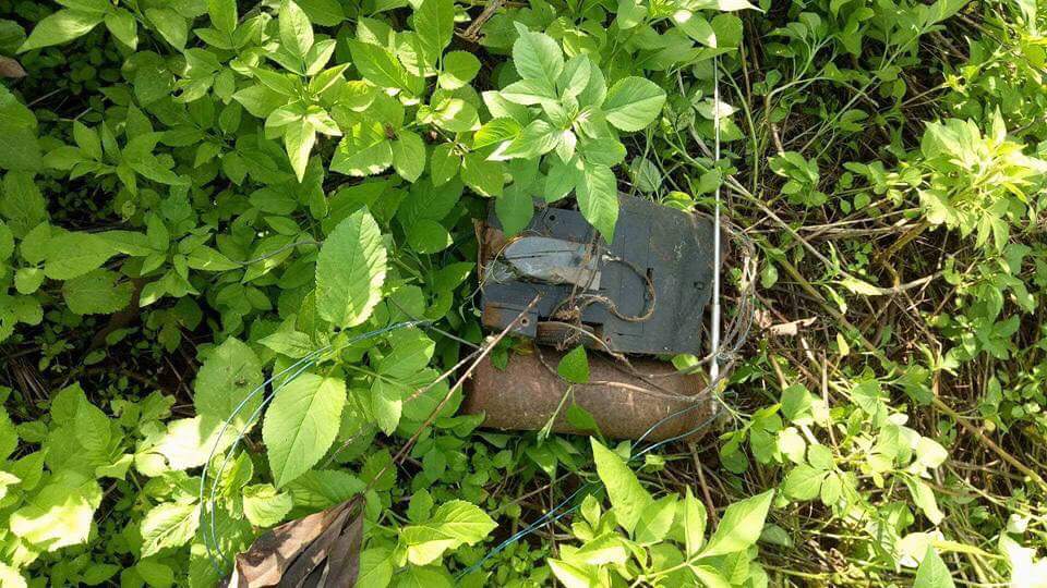 Sửa hội trường thôn, phát hiện mìn tự chế trên trần nhà