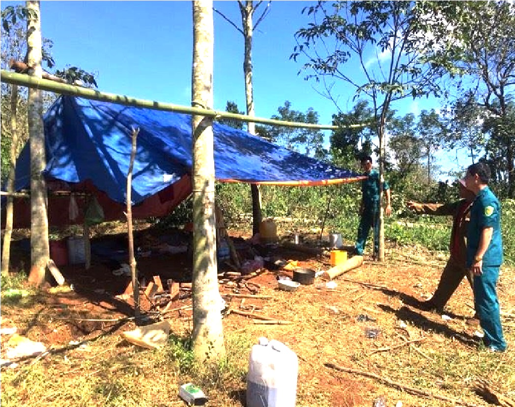 Đang trú mưa, 3 người bị sét đánh thương vong