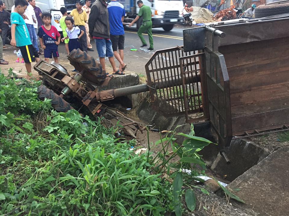 Xe tải tông xe công nông chở đoàn múa lân đón Tết Trung thu