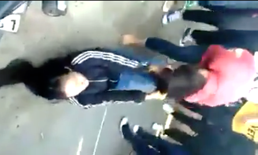 Hai nữ sinh đánh nhau, hàng trăm bạn bè đứng cổ vũ