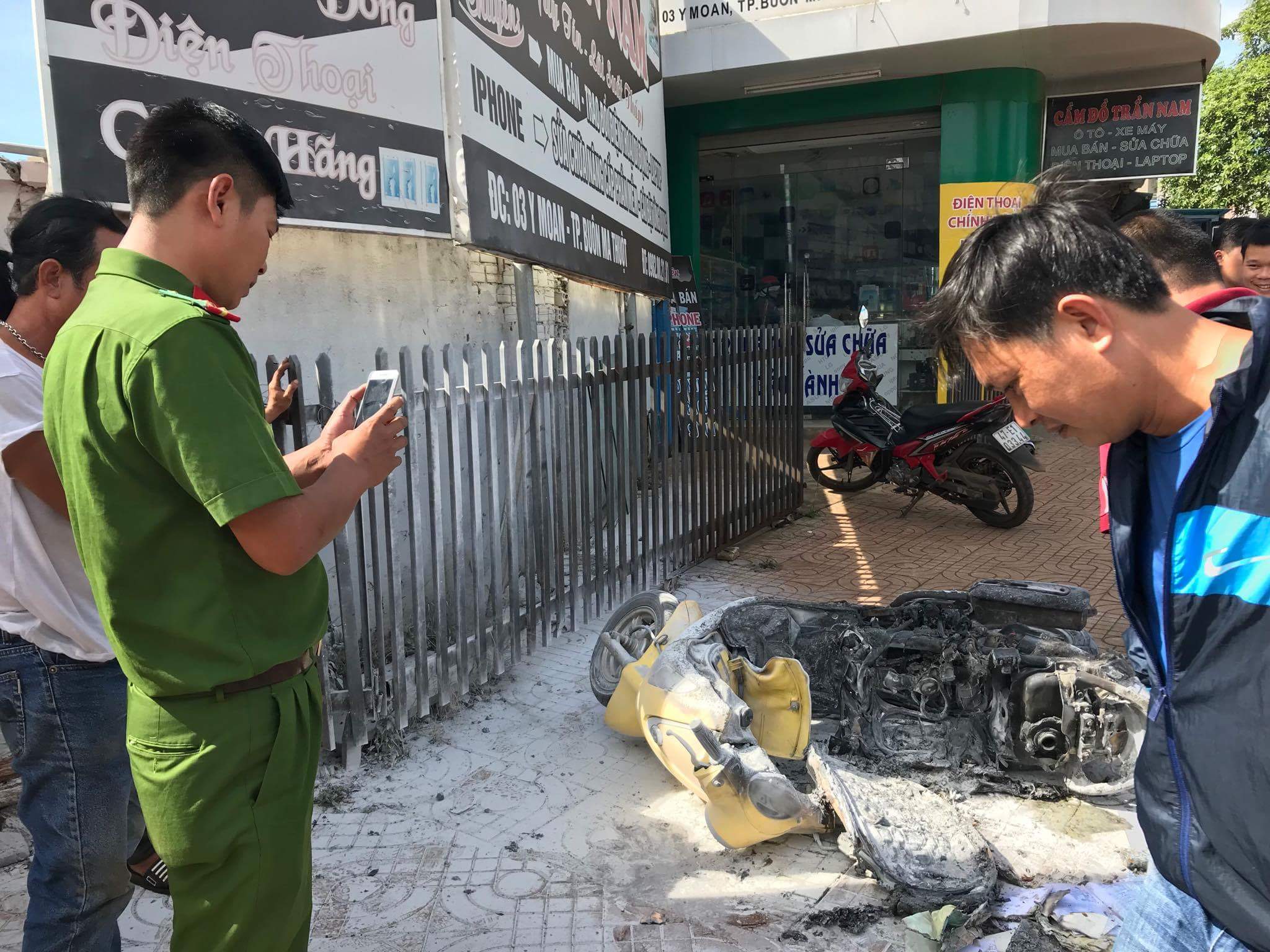 Chặn đường đánh rồi châm lửa đốt xe vợ cũ