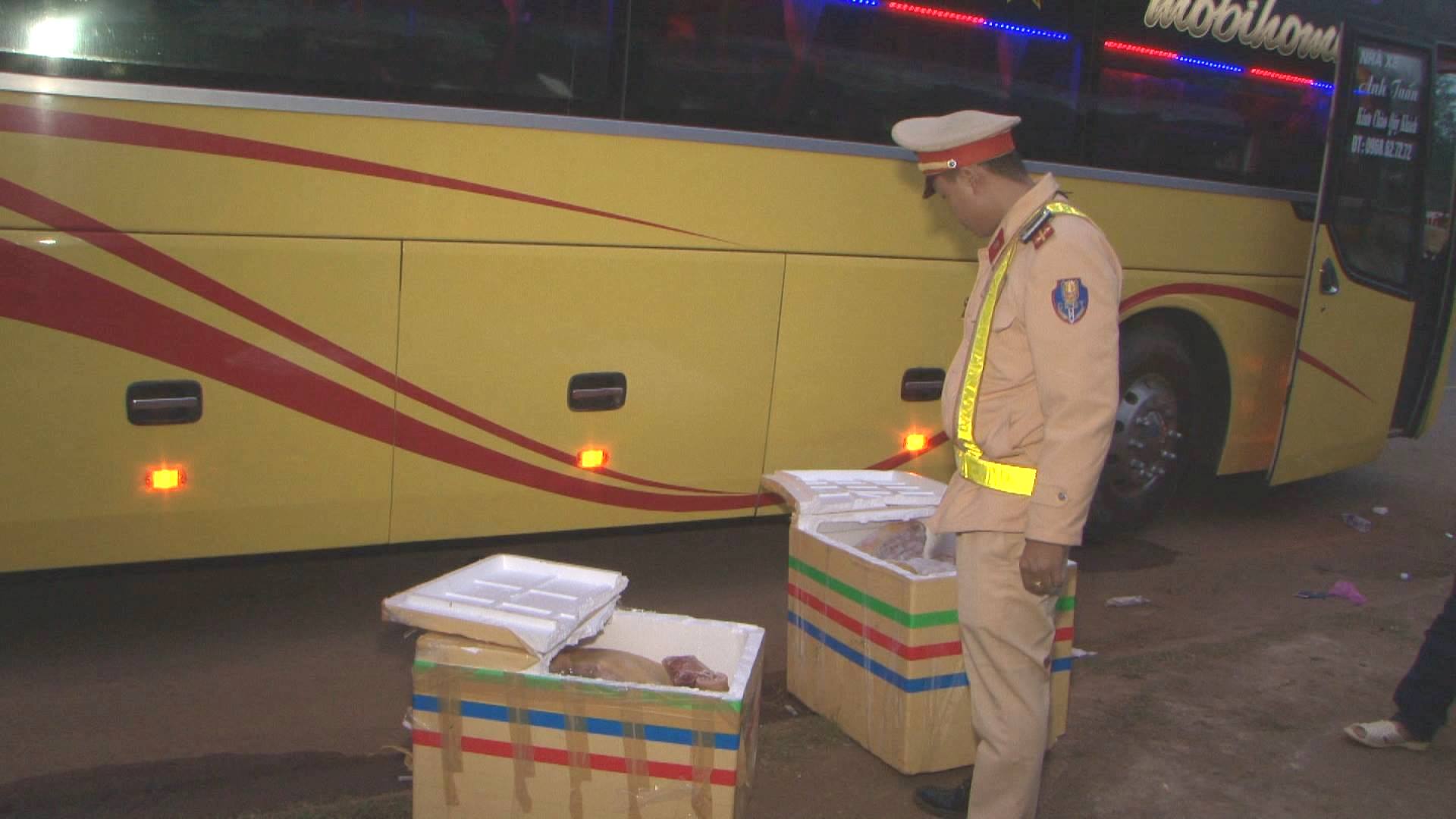 Xe khách vận chuyển hơn 100k thịt thối