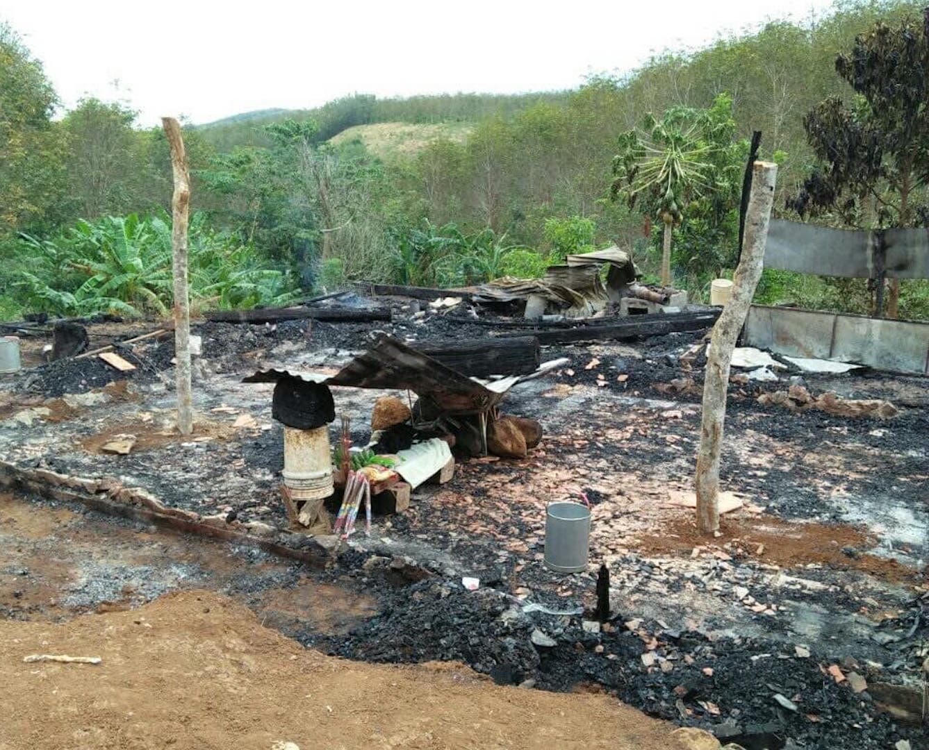 Bố mẹ đi làm rẫy, 2 con thương vong trong ngôi nhà bốc cháy