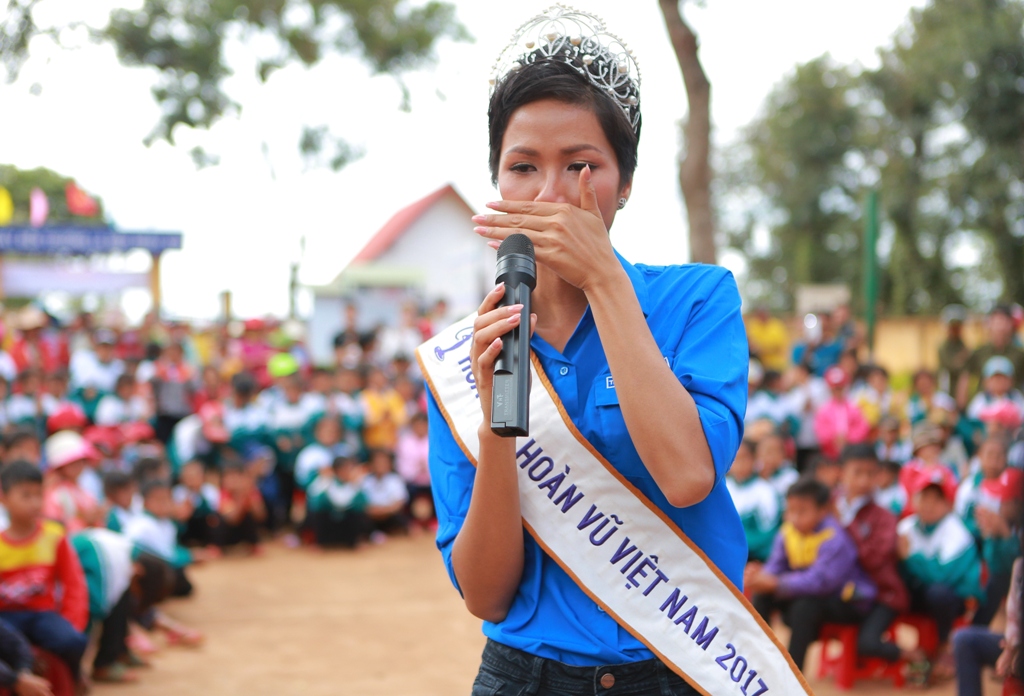 Về thăm lại trường xưa, Hoa hậu H’Hen Niê bật khóc nghẹn ngào