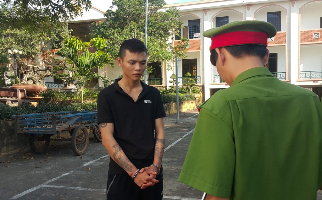 Bị phát hiện vận chuyển pháo lậu, dùng hung khí đánh Cảnh sát bị thương