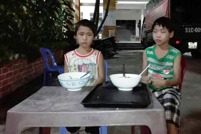 Tìm thấy 2 cháu bé bị “ép” đi ăn xin tại TP Hồ Chí Minh