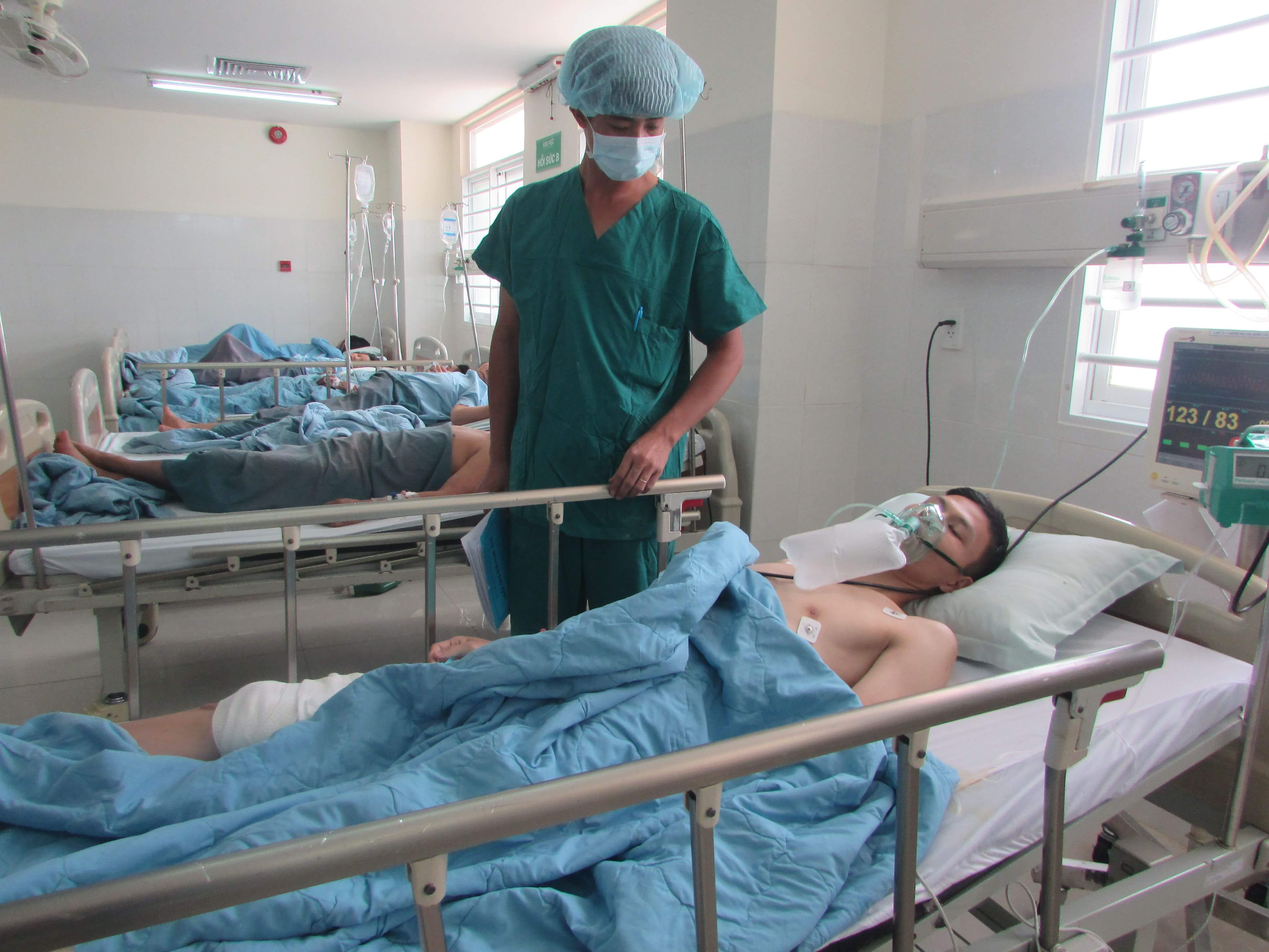 Can ngăn đánh nhau, bị bắn thủng ruột