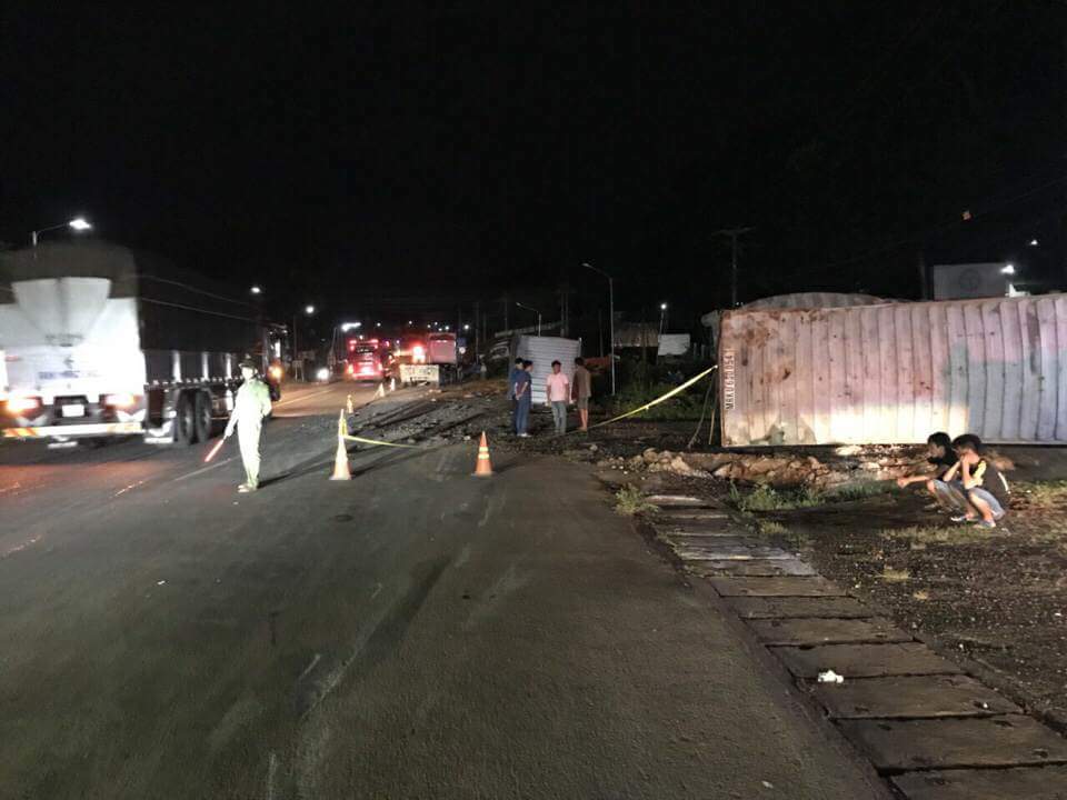 Xe container lao thẳng vào xe khách đậu ven đường, nhiều người bị thương