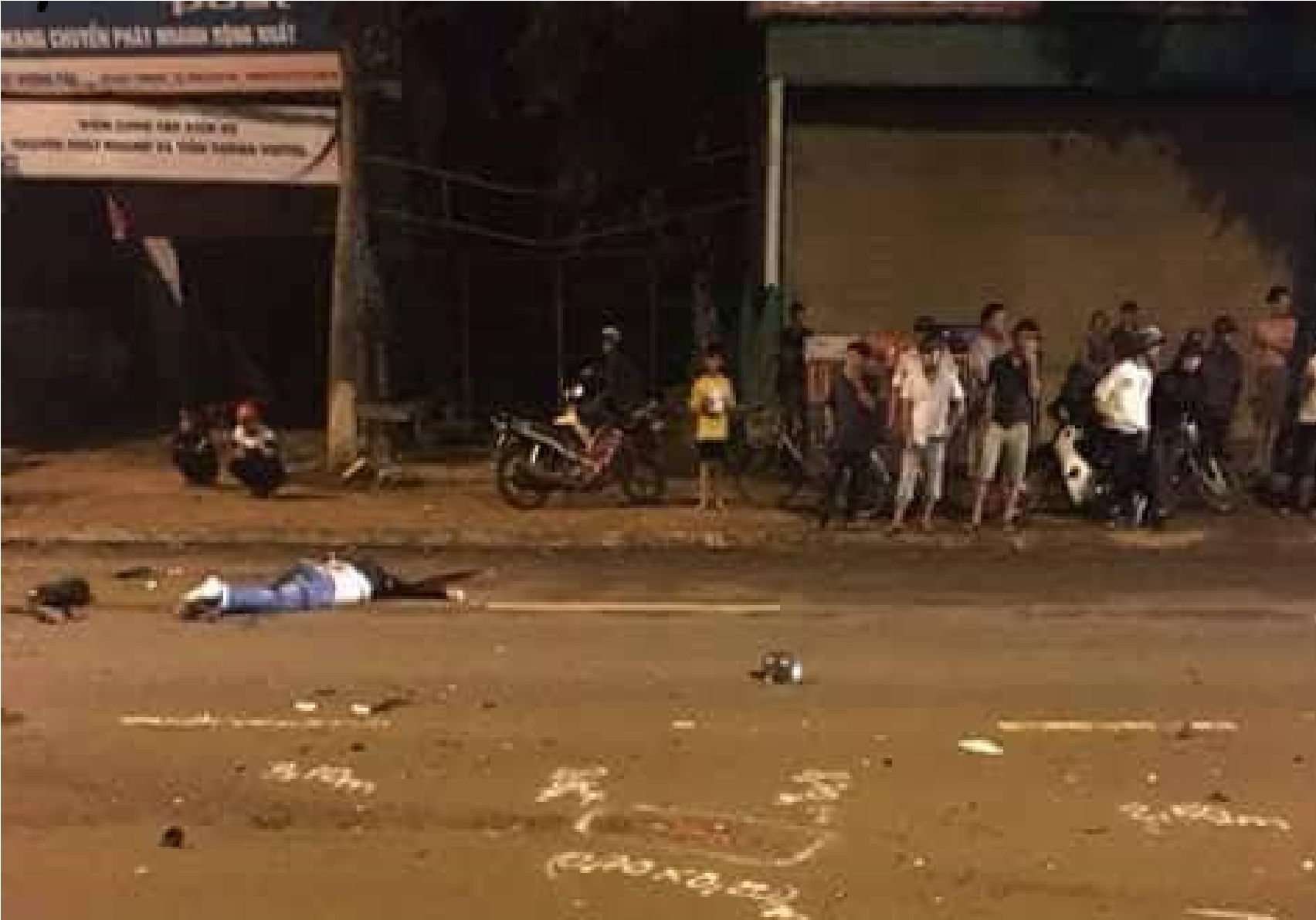 Xe máy tông liên hoàn, 2 người chết, 1 người bị thương