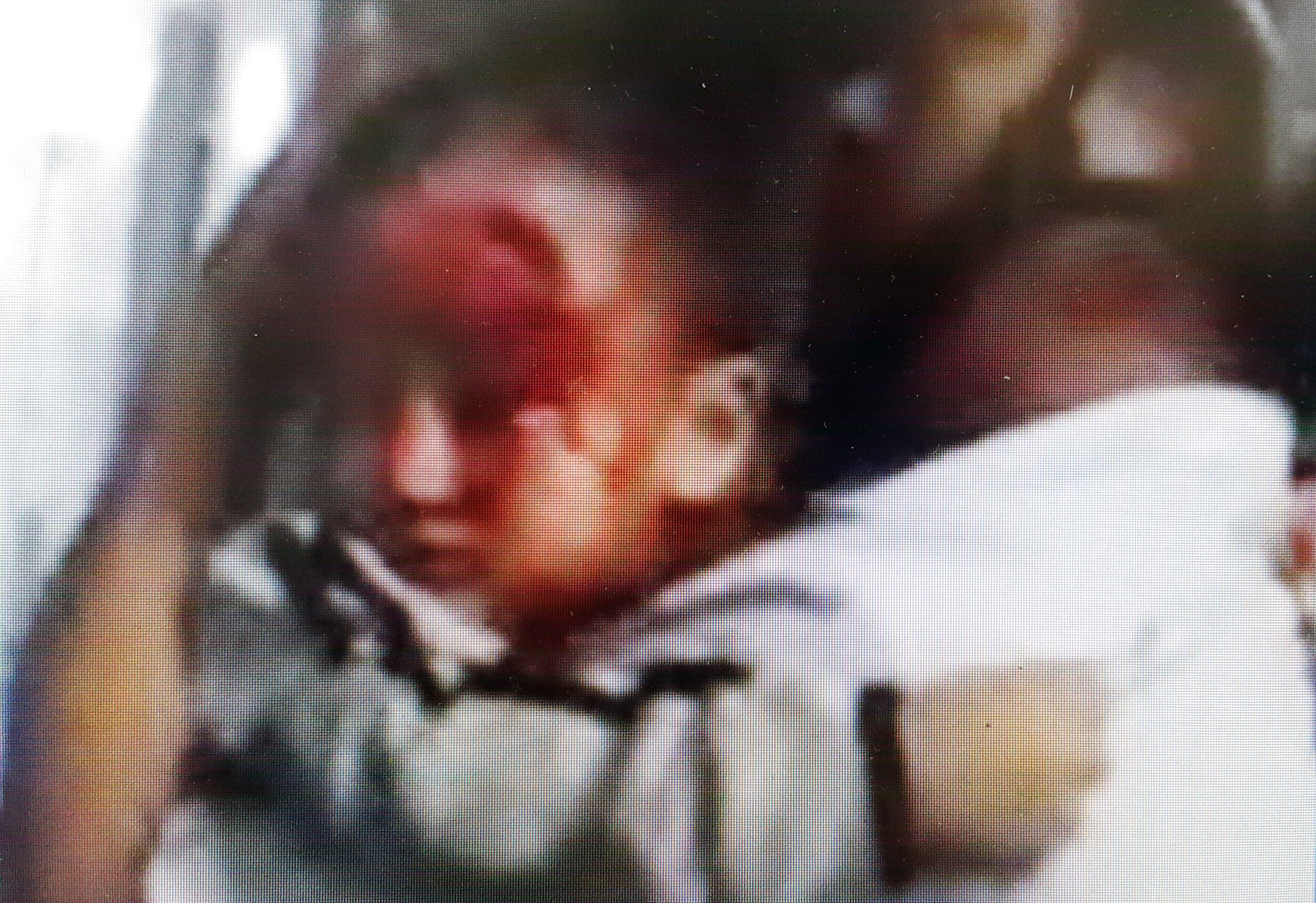 Bệnh viện vắng tanh, cha ôm con bị thương tìm bác sĩ kêu cứu