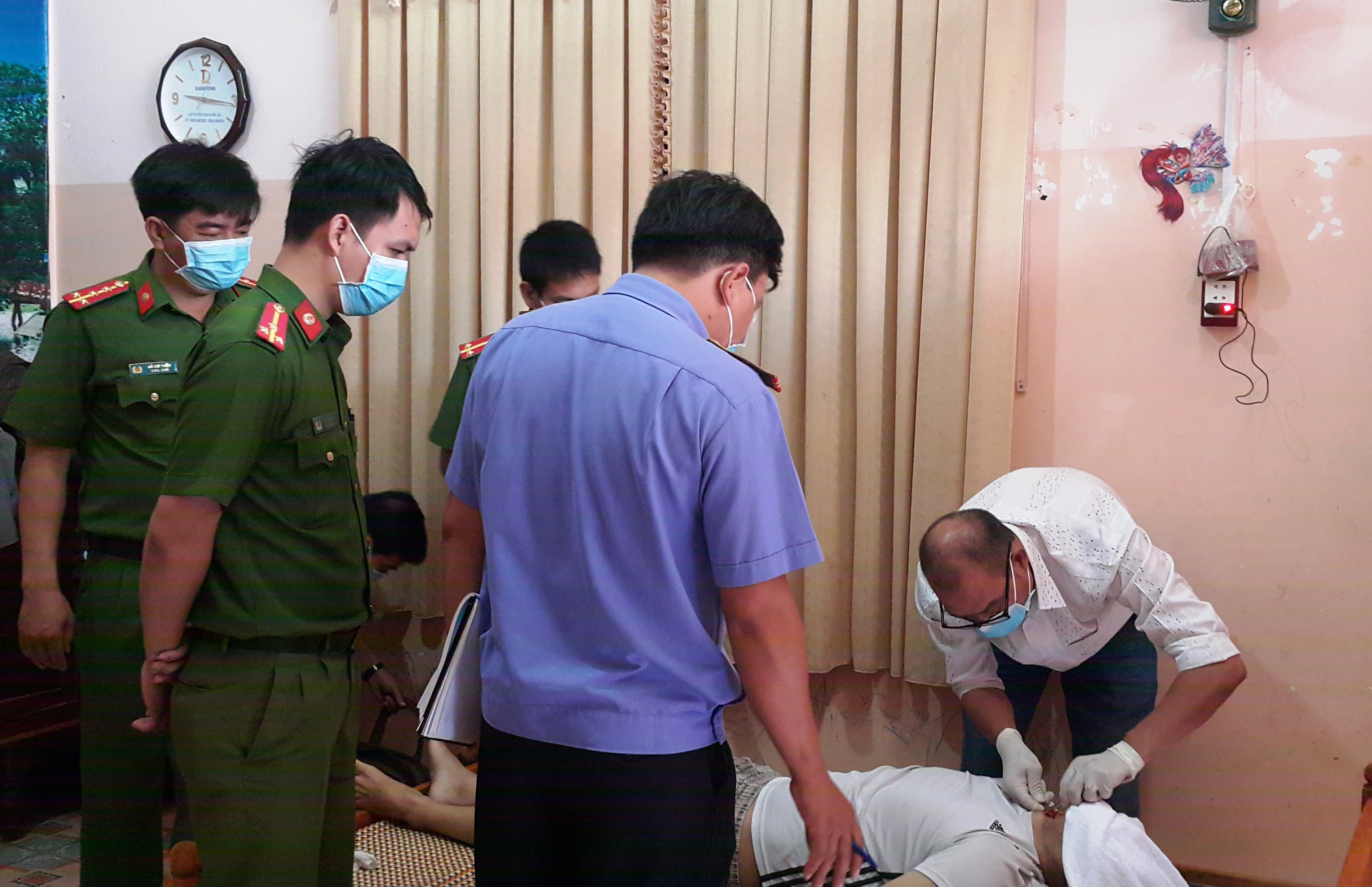 Chủ tịch xã tử vong trong tư thế treo cổ ở vườn nhà