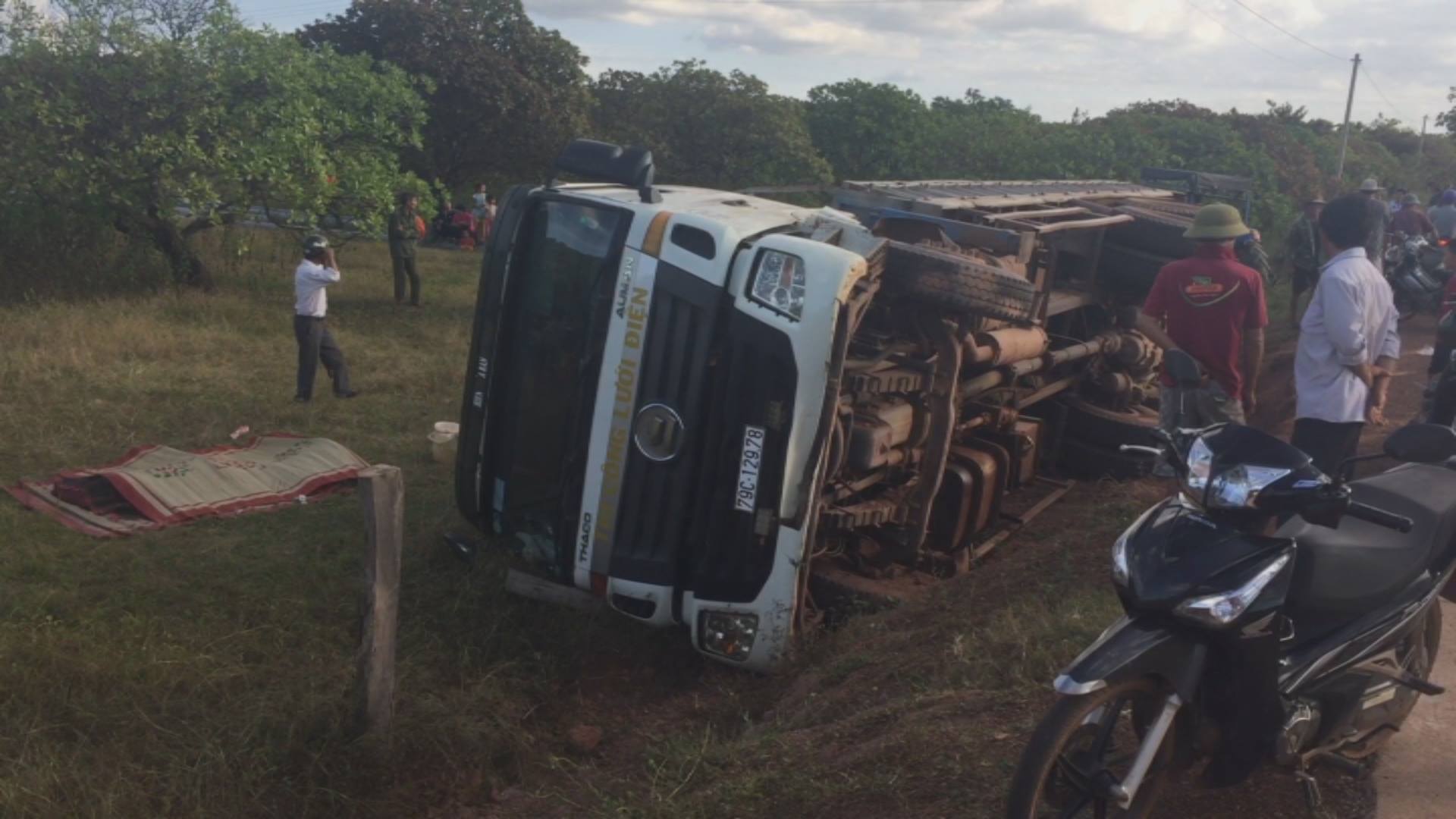 Lật xe tải chở cột điện, 2 người tử vong