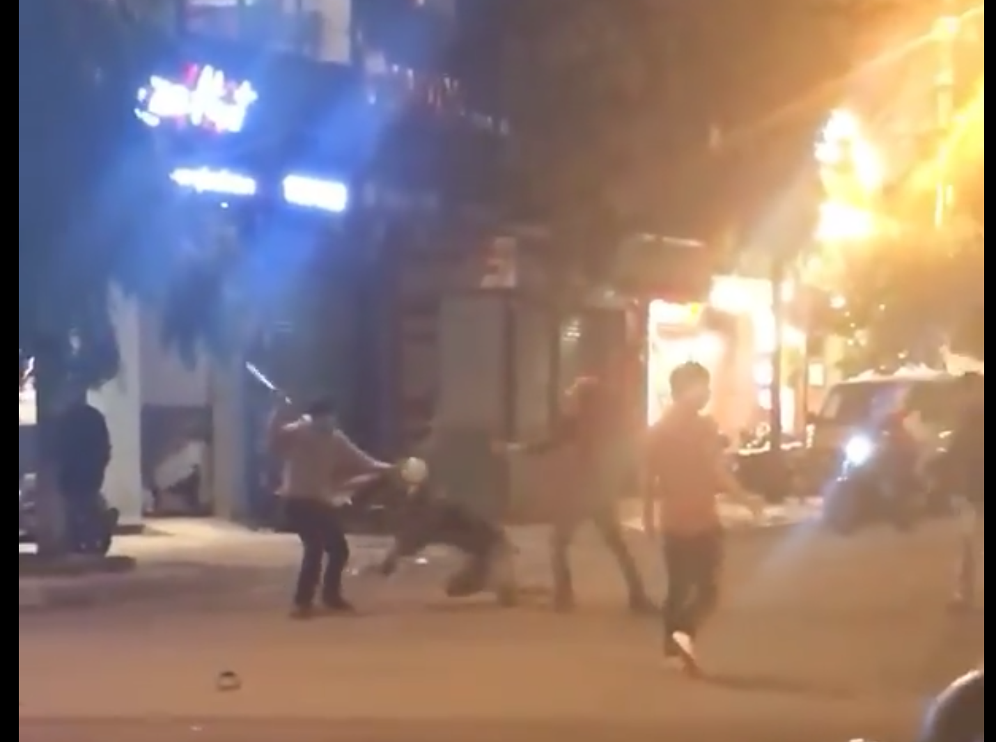 Hai nhóm thanh niên hỗn chiến trong đêm