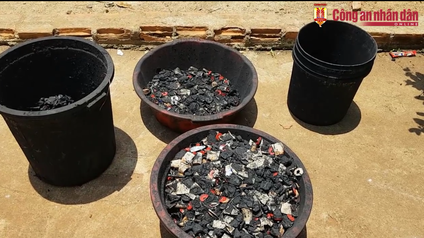 Ngày mai xét xử các đối tượng nhuộm pin vào phế phẩm để trộn tiêu