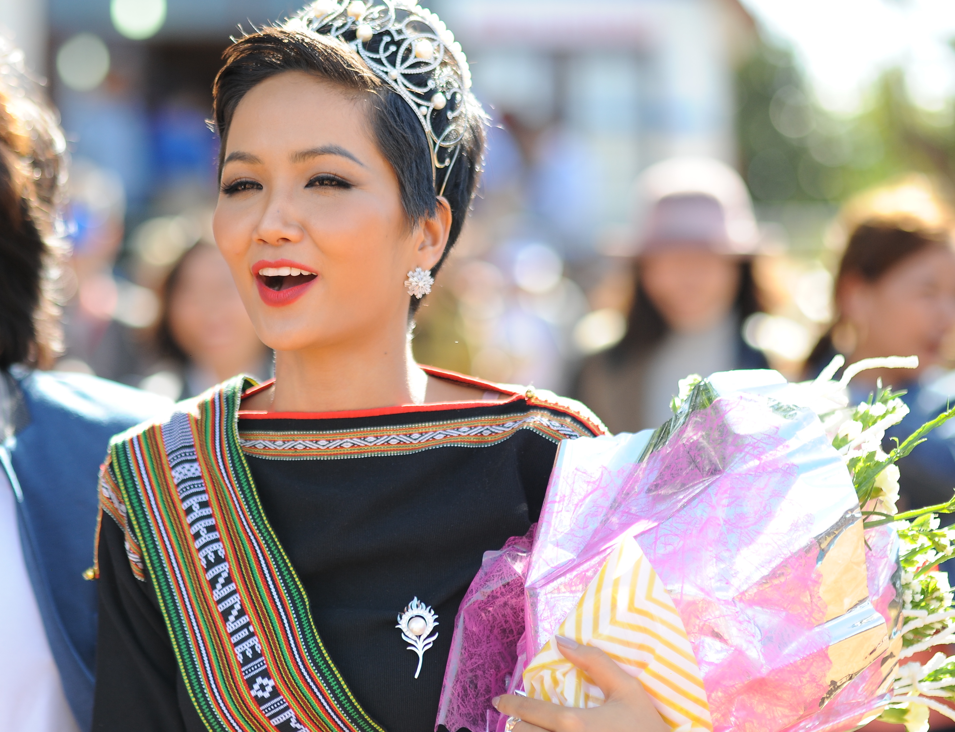 H’Hen Niê chia sẻ những khó khăn của bà con trong buôn