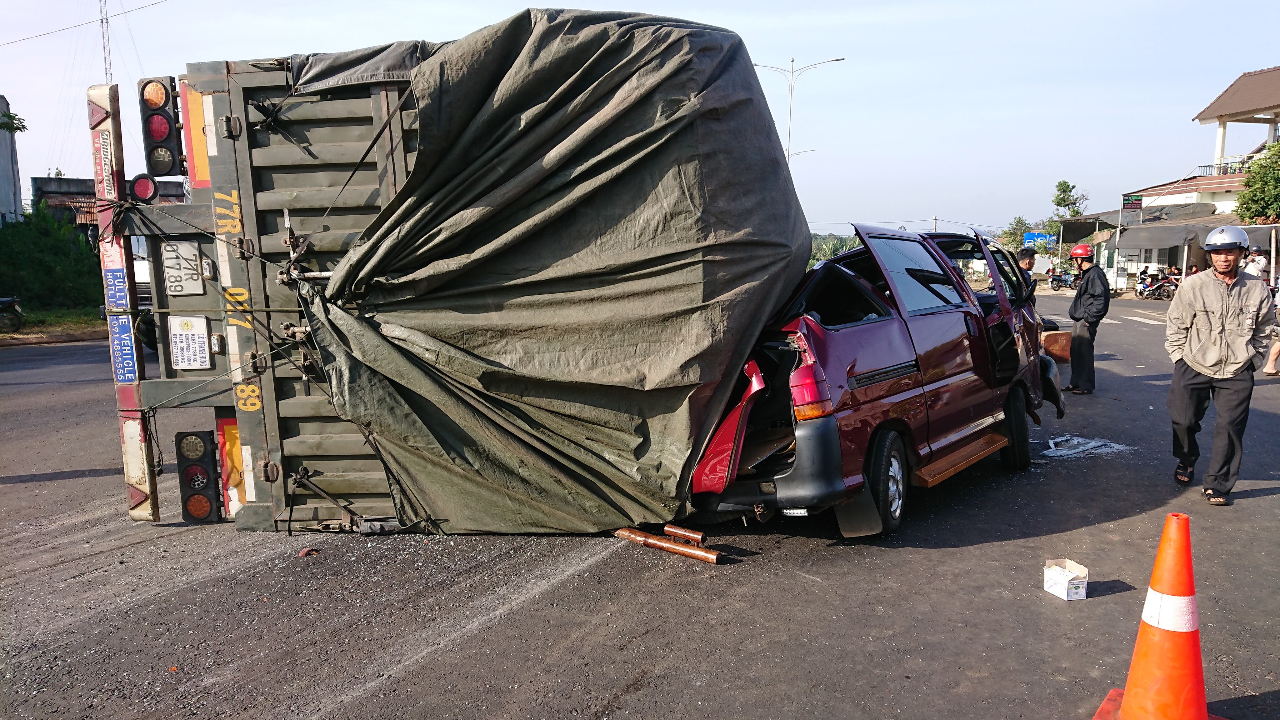 Hàng trăm lóng gỗ đè bẹp xe bán tải, tài xế may mắn thoát nạn