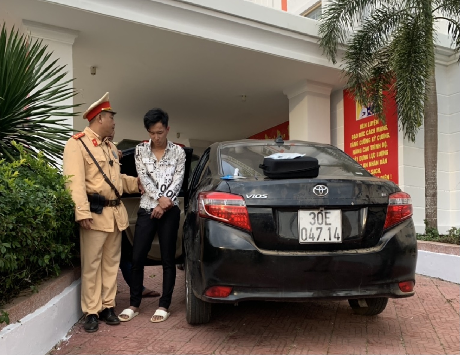 Truy bắt kẻ chạy xe quá tốc độ mang theo ma túy