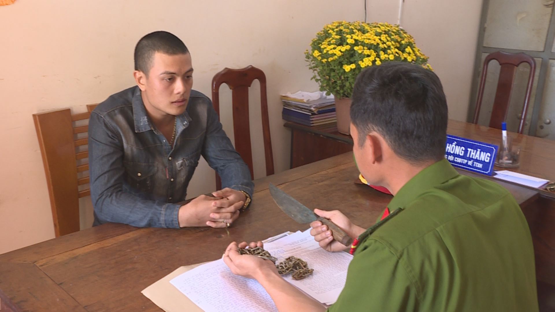 Đe doạ dùng dao chặt tay con nợ để…đòi nợ