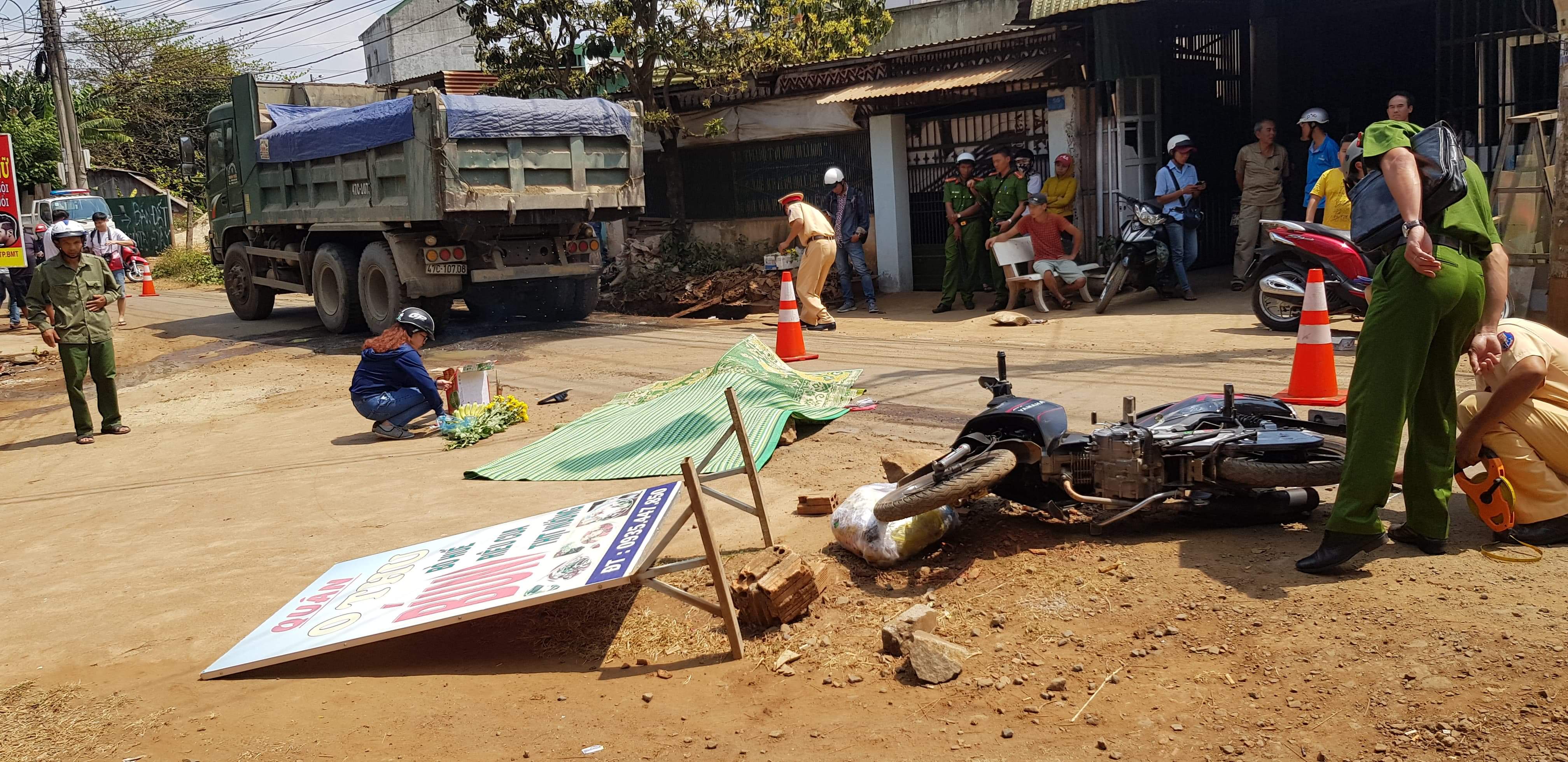 Vượt xe tải chở cát, thanh niên đi xe máy bị cán tử vong