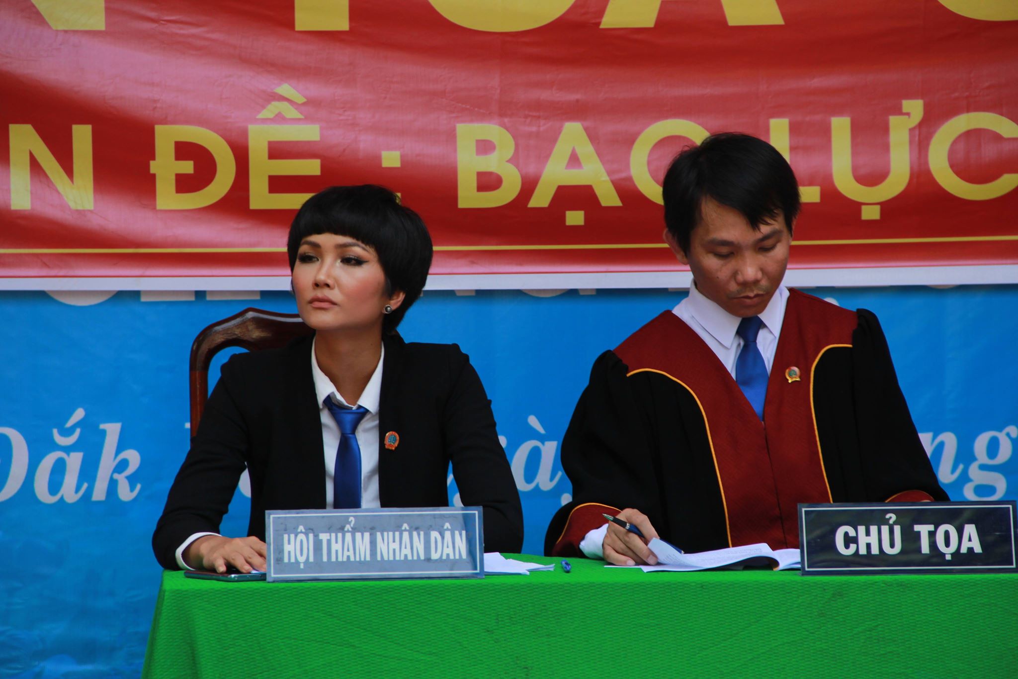 Hoa hậu H’Hen Niê “làm Hội thẩm” phiên toà giả định