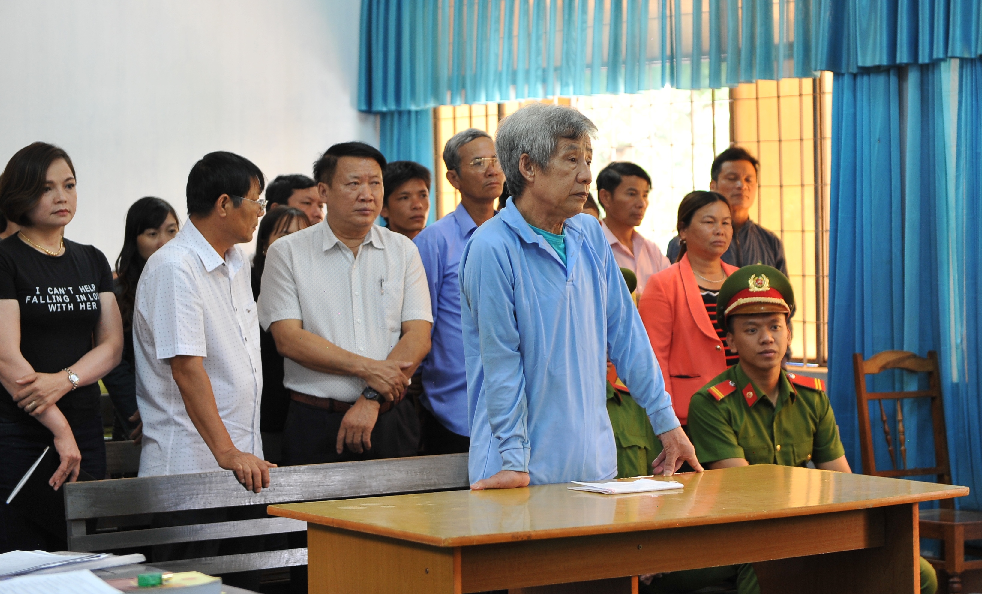 Cựu hiệu trưởng lừa đảo 14 người chạy việc lĩnh 14 năm tù