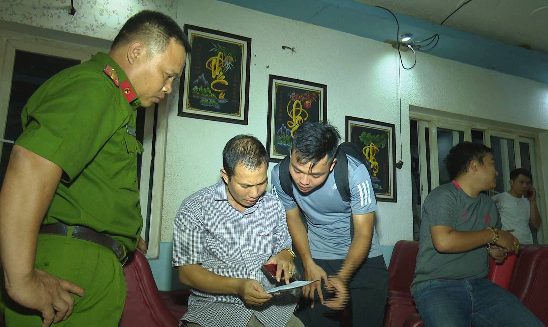 Bắt quả tang 12 con bạc sát phạt trong quán cà phê