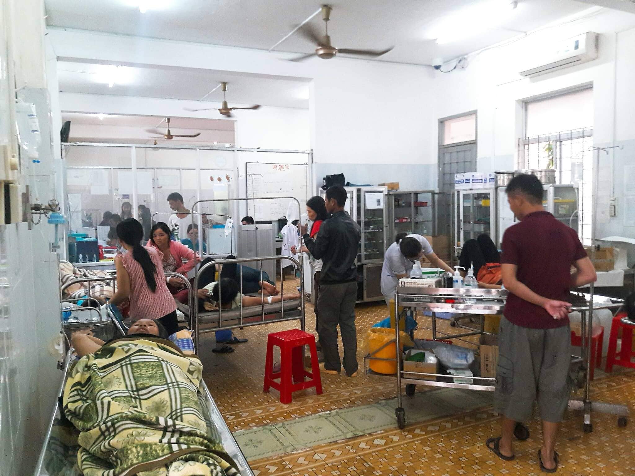 Nhiều sai phạm tại 2 cơ sở tiệc cưới khiến hơn 300 người nhập viện