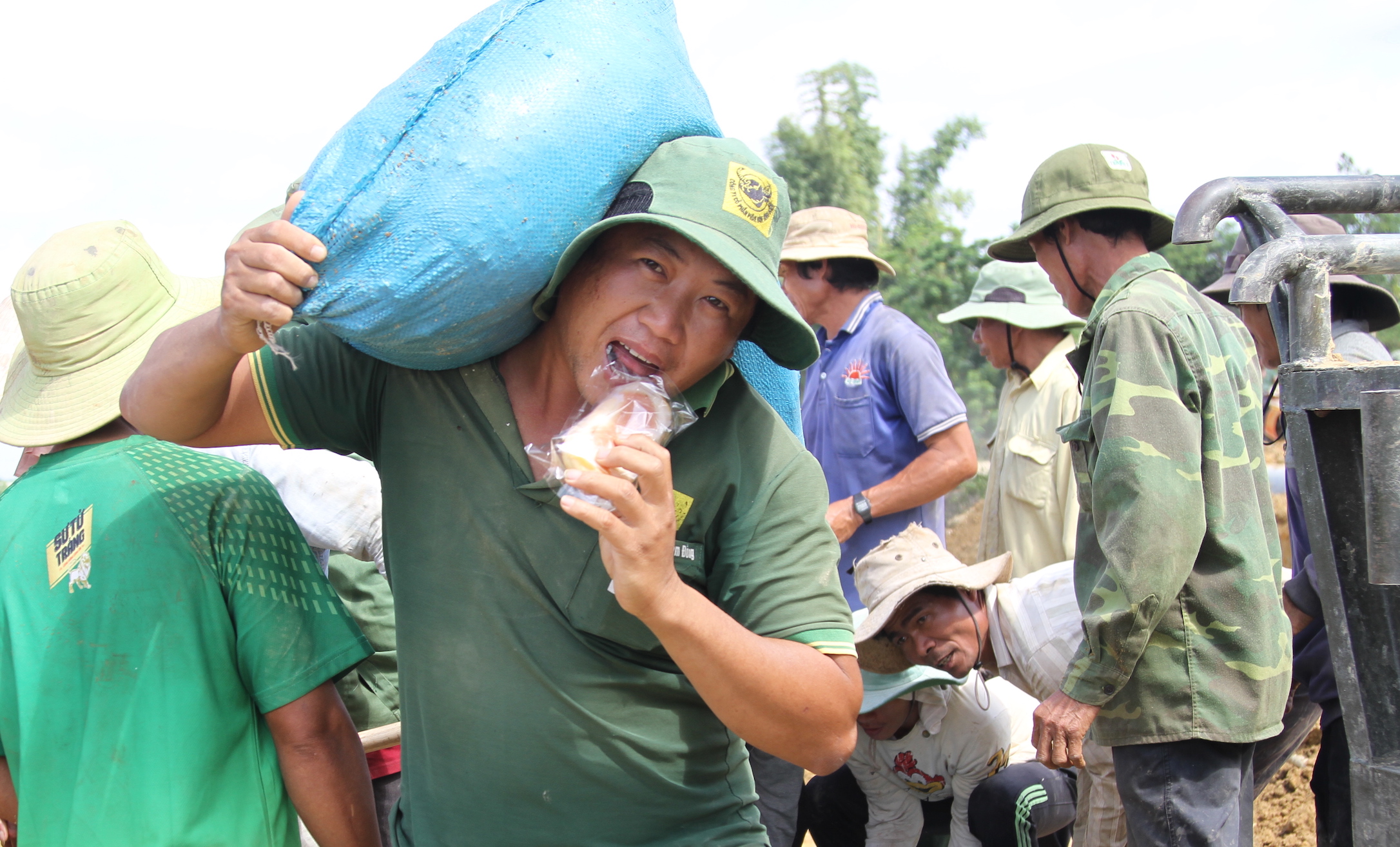 Nước tràn qua đê bao, hàng trăm người dân căng mình cứu lúa