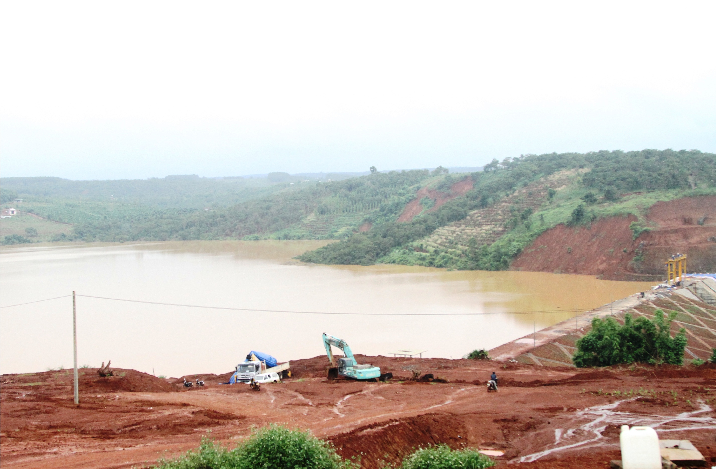 Mưa lớn kéo dài, một hồ thuỷ lợi có nguy cơ bị vỡ 