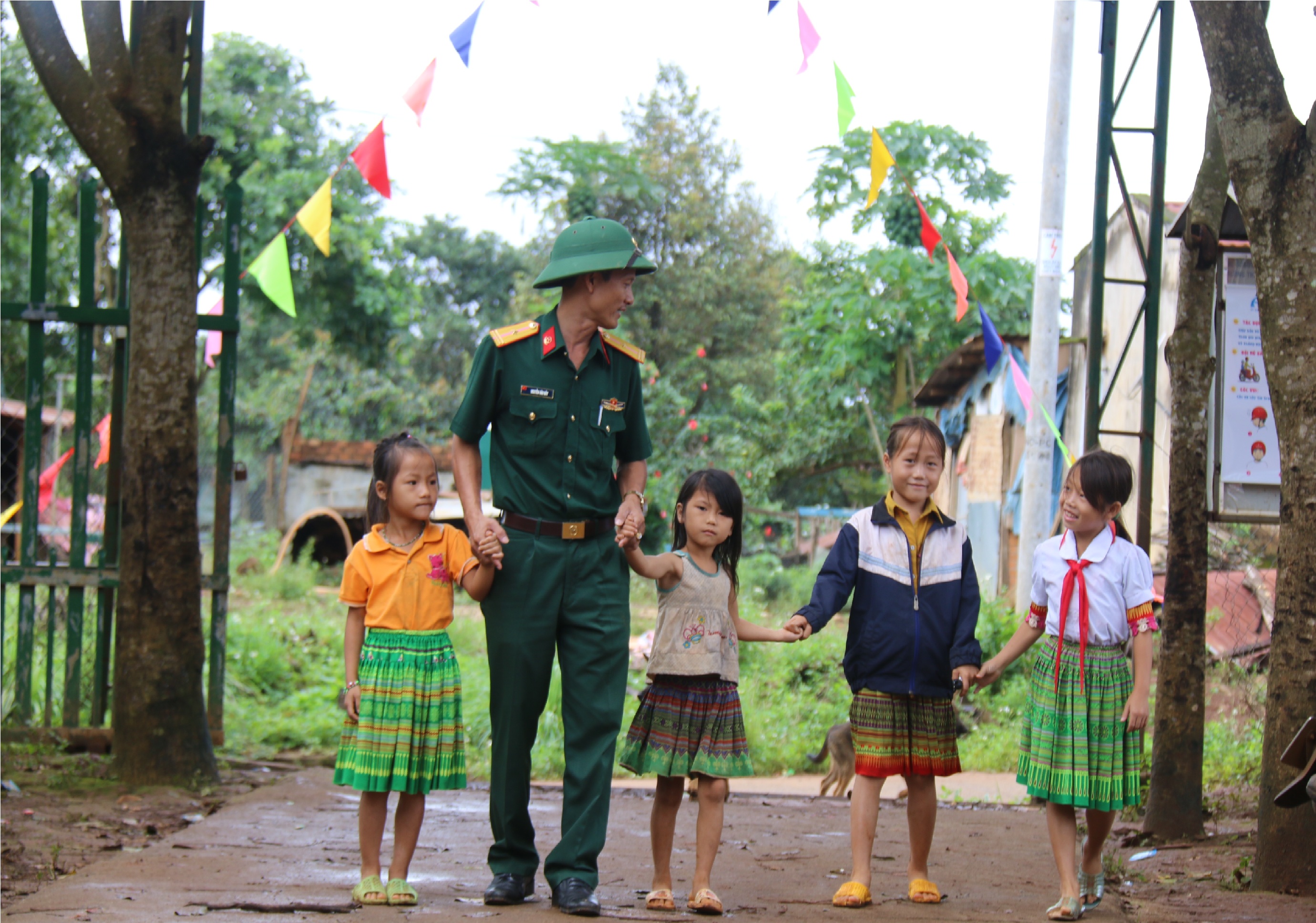 Hàng nghìn học sinh vùng rốn lũ nô nức đến trường