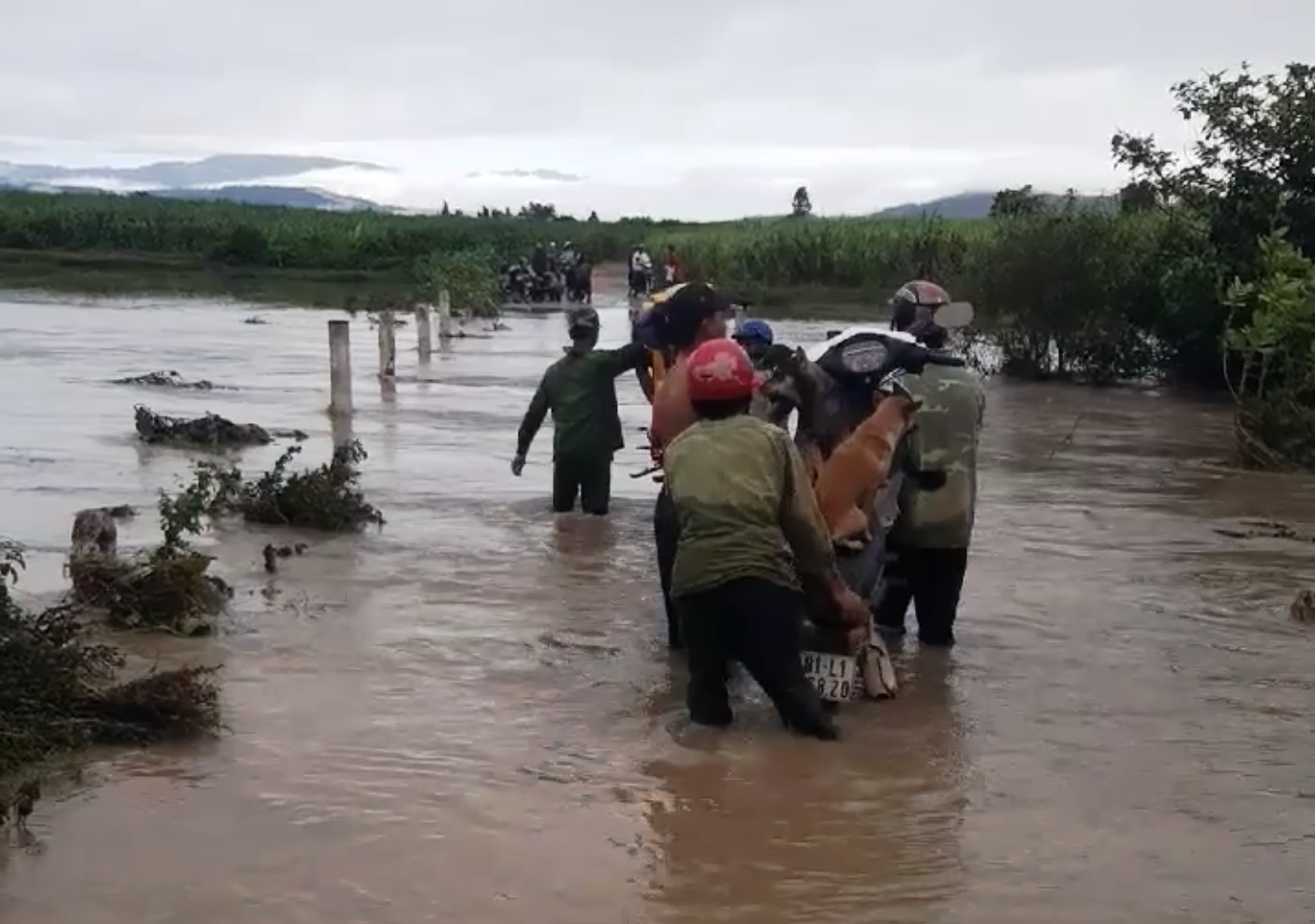 Thầy cô liều mình vượt lũ dữ đến ngôi trường mang tên Anh hùng Núp
